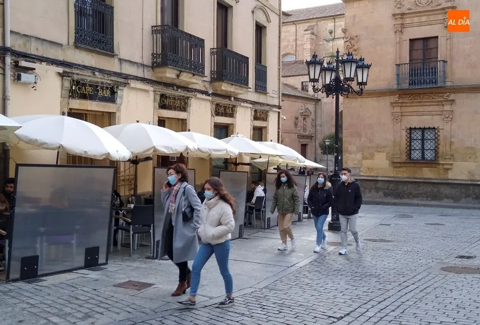 Viandantes en el centro de Salamanca. Foto de archivo