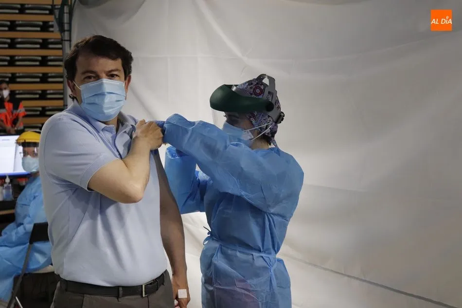 Vacunación de Alfonso Fernández Mañueco, presidente de la Junta, en el Multiusos. Foto de Guillermo García San Miguel