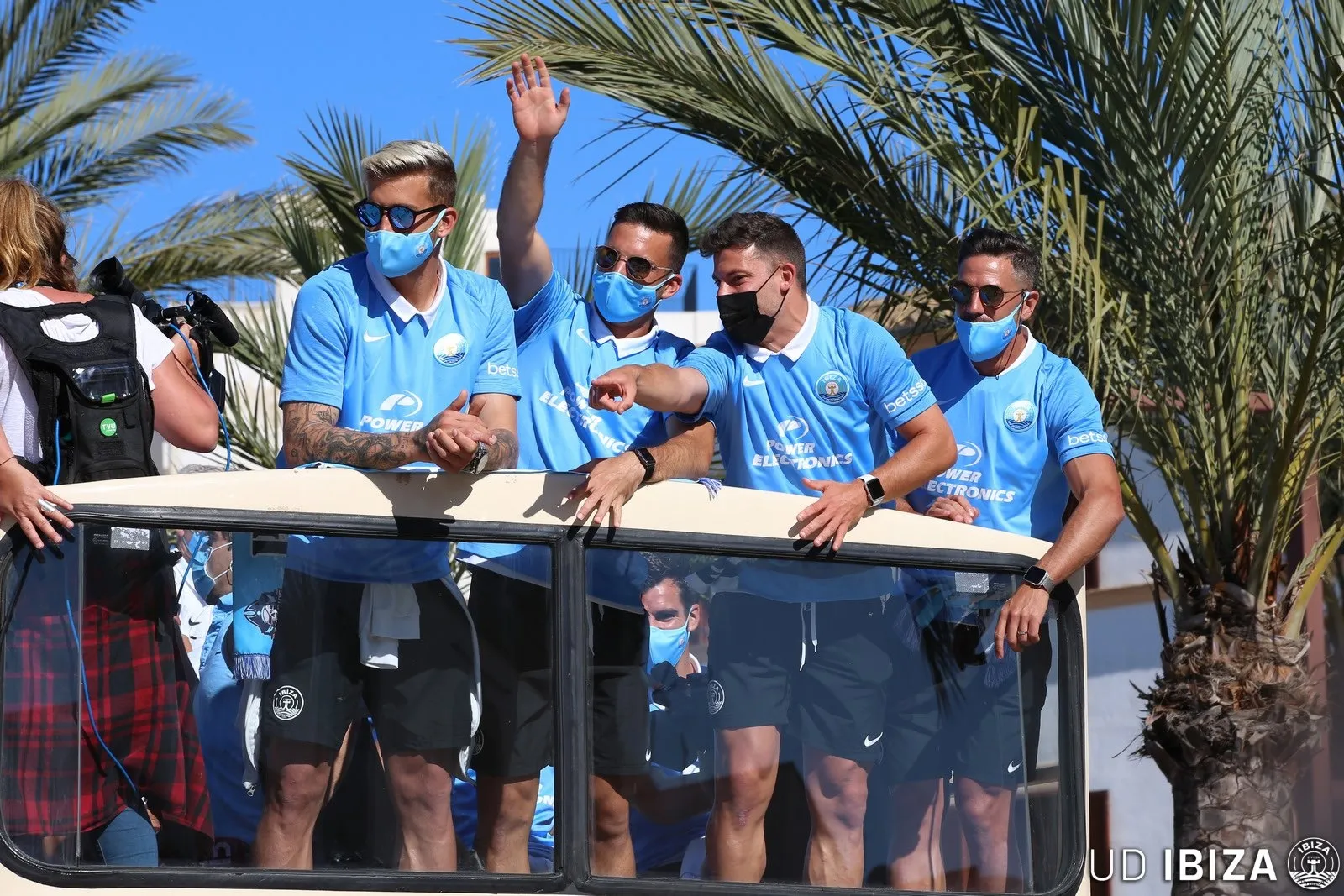 Kike López (segundo por la derecha), en la rúa por Ibiza / UD Ibiza