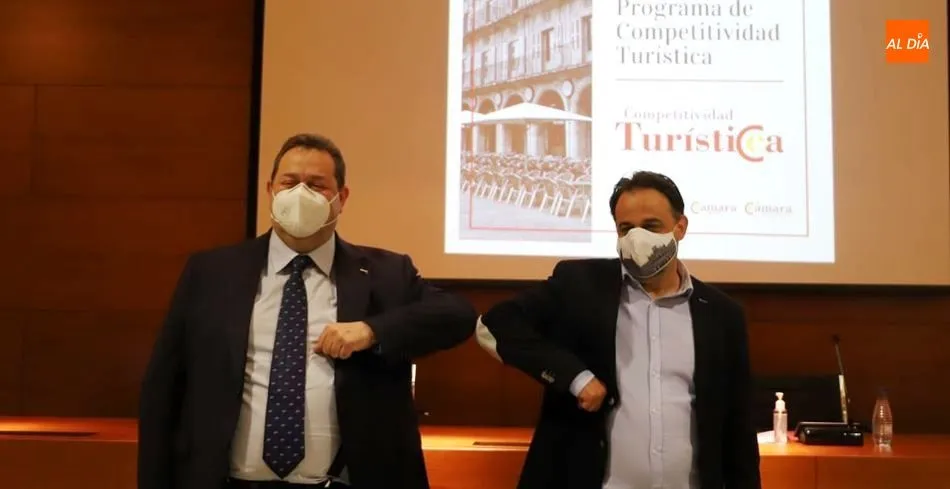 Benjamín Crespo, presidente de la Cámara de Comercio de Salamanca, y Fernando Castaño, concejal de Turismo, en la presentación de esa iniciativa. Foto de Lydia González