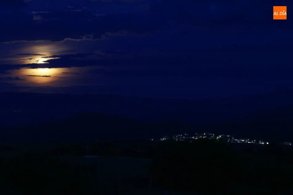 La superluna de flores sobre la localidad de Guijo de Ávila - Fotos: Kiko Robles