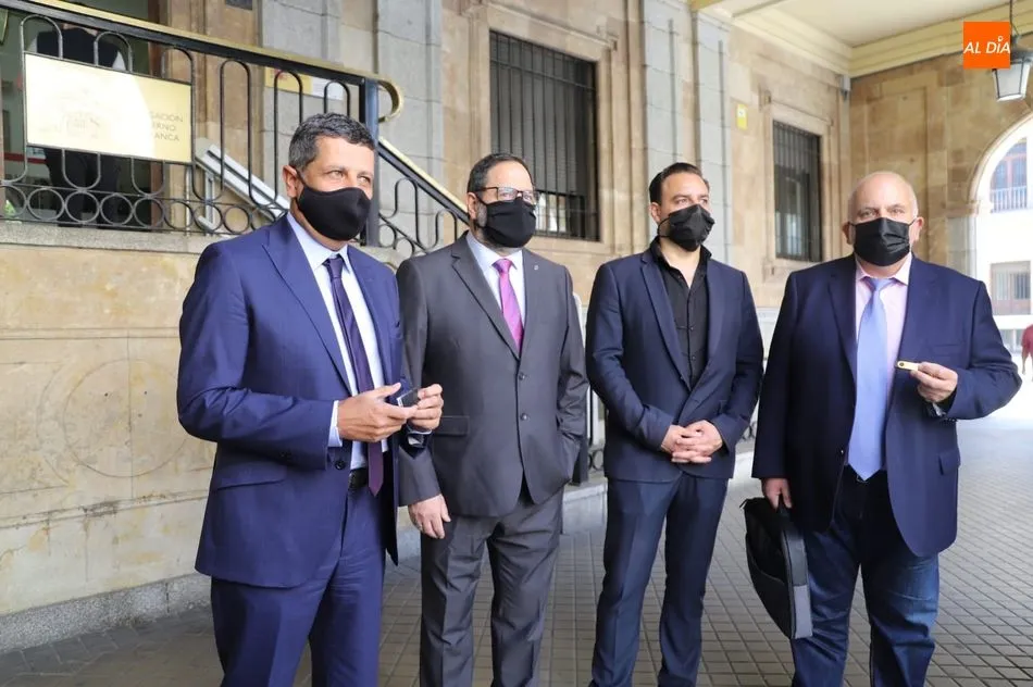 Álvaro Juanes, presidente de la Asociación de Empresarios de Hostelería de Salamanca, segundo por la derecha, junto a los abogados Fernando Martín García, Manuel Santos Pérez – Moneo y José Lomo Carasa. Foto de Lydia González