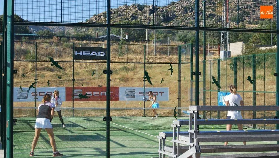 Varias personas juegan al pádel