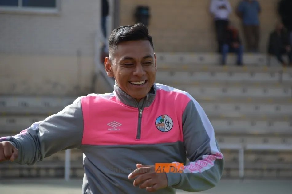 Diego Guareño calienta antes de saltar al campo