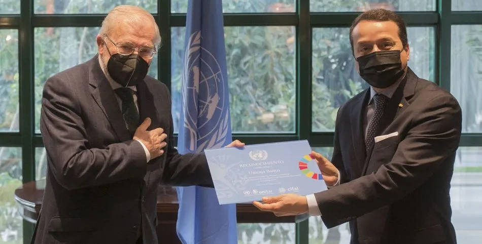 El presidente de Unicaja  Banco,  Manuel  Azuaga,  y  el  Director  de  la  División para la Inclusión Social de Unitar, Alex Mejía