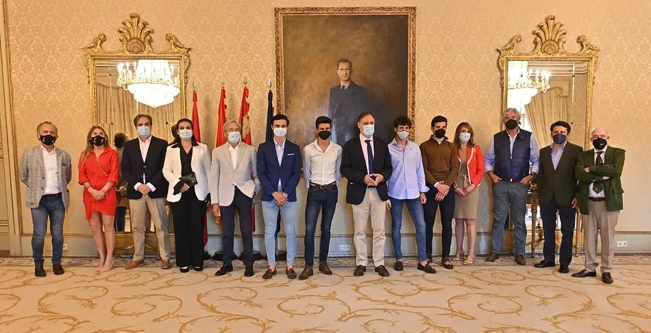 El alcalde de Salamanca, Carlos García Carbayo, junto a los novilleros y ganaderos salmantinos que participarán en la segunda edición del Circuito de Novilladas de Castilla y León