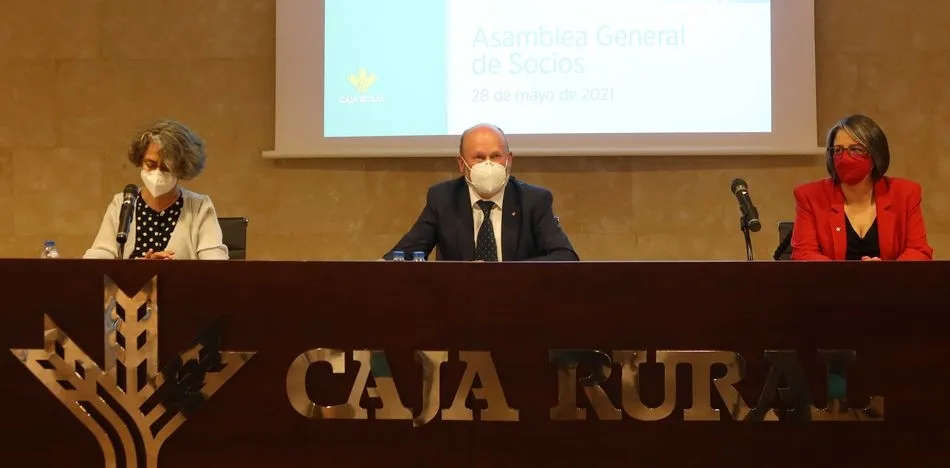 Ernesto Moronta Vicente, presidente de Caja Rural de Salamanca, en el centro, junto a  la Directora General de la Entidad, Isabel Martín Arija, a la izquierda