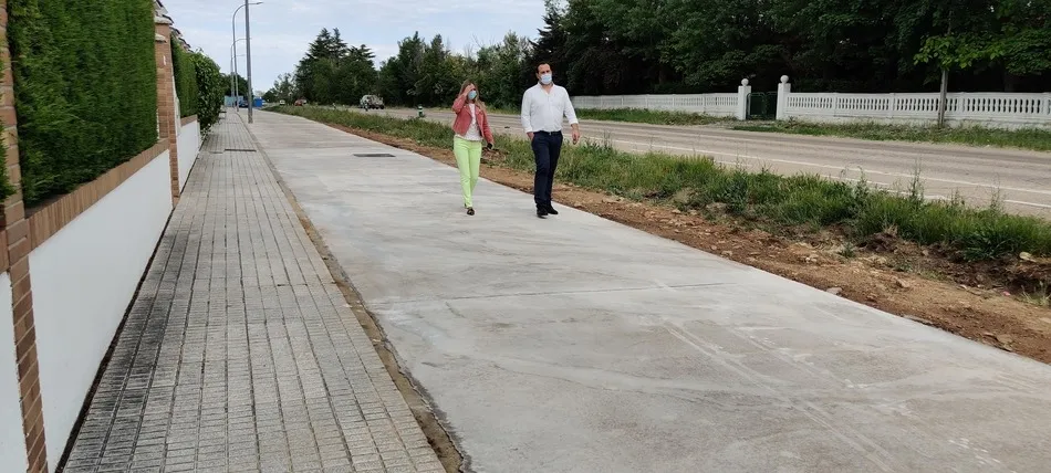 Finaliza la instalación de acerado desde Las Camilas y hasta la urbanización Almendares