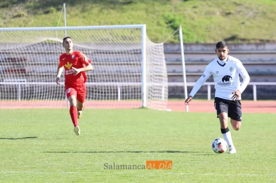 Luis Martínez, seguido con la mirada por un rival del Santa Marta