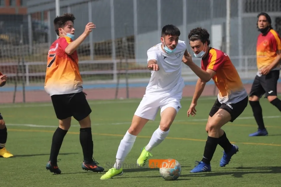 Una pelea por el balón en Carbajosa / Lydia González