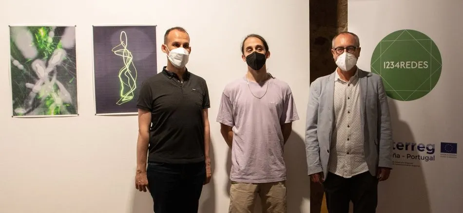 El artista, Lucas Salinas, junto al director del Servicio de Actividades Culturales, Luis Barrio, y el vicedecano de Infraestructuras y Extensión Cultural de la Facultad de Bellas Artes, Diego del Pozo