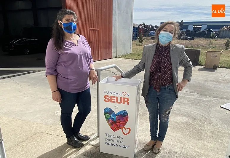 La presidenta de la Mancomunidad de Peñaranda, Carmen Familiar, presentaba junto a la técnico de medio ambiente, el proyecto de tapones solidarios