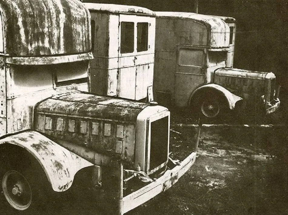 Camiones alemanes de la Legión Condor en los que iba el equipo de RNE que se instaló en Salamanca para la primera emisión