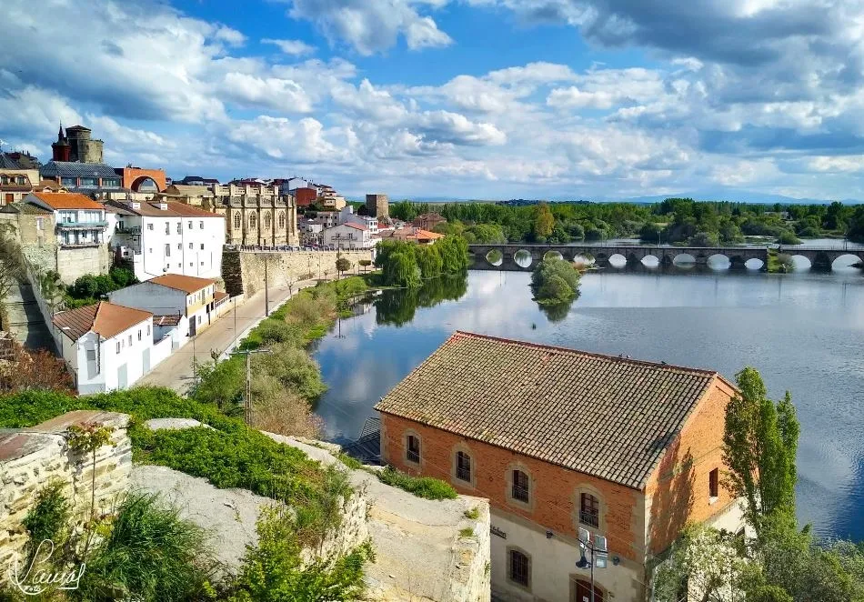 El idilio de la villa y el río