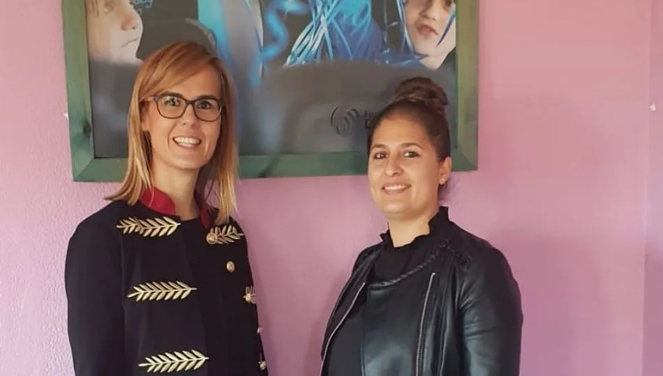 María del Sastre, psicóloga de la Fundiación Diagrama en Salamanca, y Ruth Mateos, responsable regional de la Fundación Diagrama. Foto de archivo anterior a la pandemia