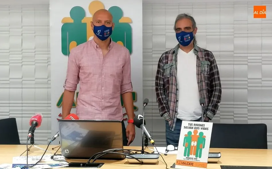 Víctor Sagredo Meneses, coordinador de trasplantes del Complejo Asistencial Universitario de Salamanca, y Juan Carlos Sánchez Matas, presidente de ALCER. Foto de Lydia González