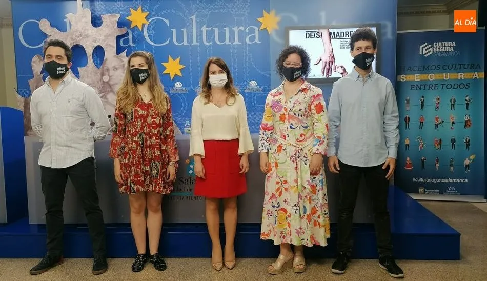 La concejala de Cultura del Ayuntamiento de Salamanca, Mª Victoria Bermejo, junto a los integrantes de La Bulé