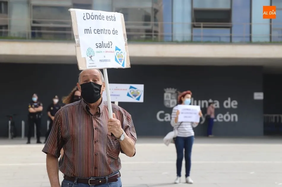 Manifestantes ante la Junta para pedir la construcción de un centro de salud en Prosperidad. Foto de Lydia González