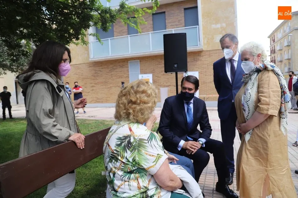 Encuentro de algunos de estos nuevos inquilinos con las autoridades locales y regionales. Foto de Lydia González