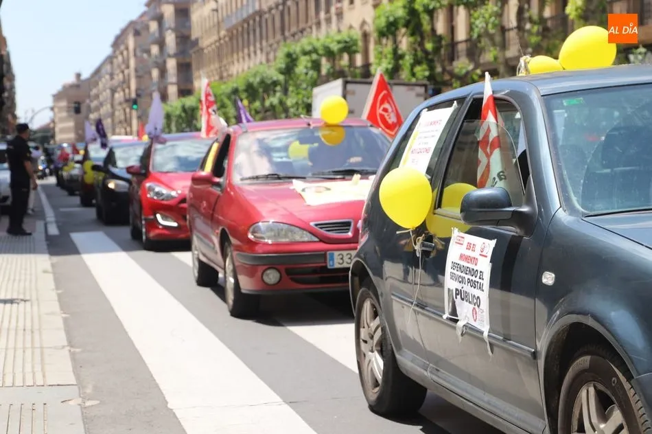 Caravana reivindicativa de trabajadores de Correos por el paseo de Canalejas. Foto de Lydia González