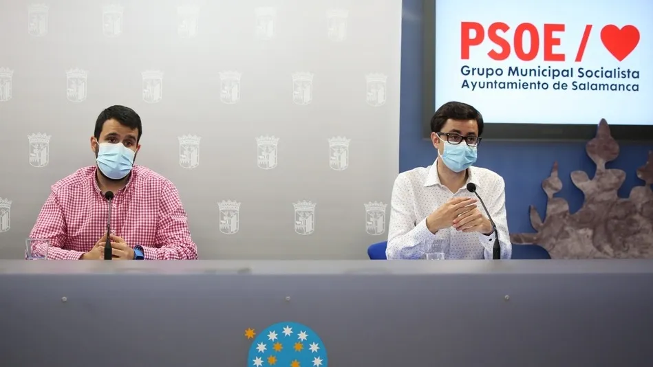 El portavoz del Grupo Municipal Socialista, José Luis Mateos, y el concejal Álvaro Antolín