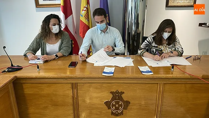 Marco Antonio Manzano e Iratxe Camba, de Instituto de Paz, firmaban el convenio de colaboración junto a la alcaldesa de Peñaranda, Carmen Ávila