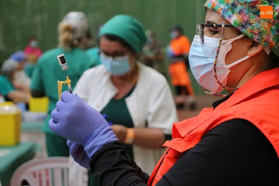 Sanitarias en la vacunación masiva de esta semana en Vitigudino. Foto M. Corral