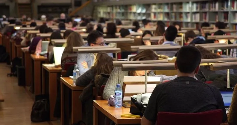 Opositores estudiando en una biblioteca. Foto de archivo EP