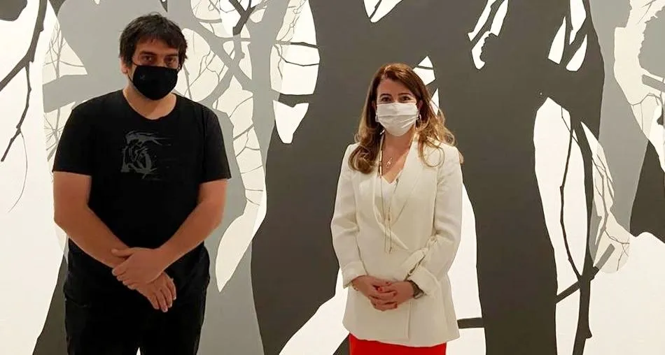 La concejala de Cultura del Ayuntamiento de Salamanca, María Victoria Bermejo, en la presentación de una nueva muestra en el centro de arte contemporáneo de Salamanca, DA2, junto al artista Pablo S. Herrero