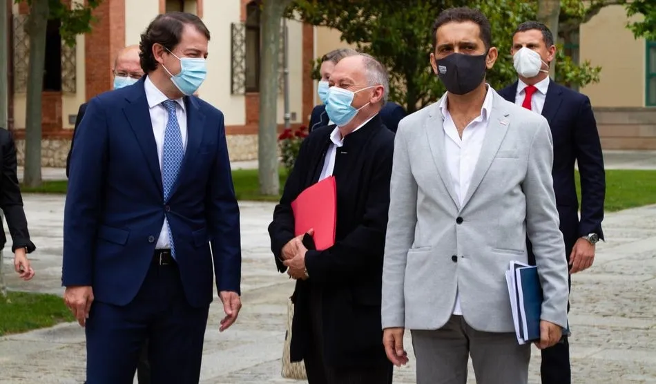 Fernández Mañueco conversa con los representantes del Diálogo Social antes del acto de firma de los acuerdos. Foto EP