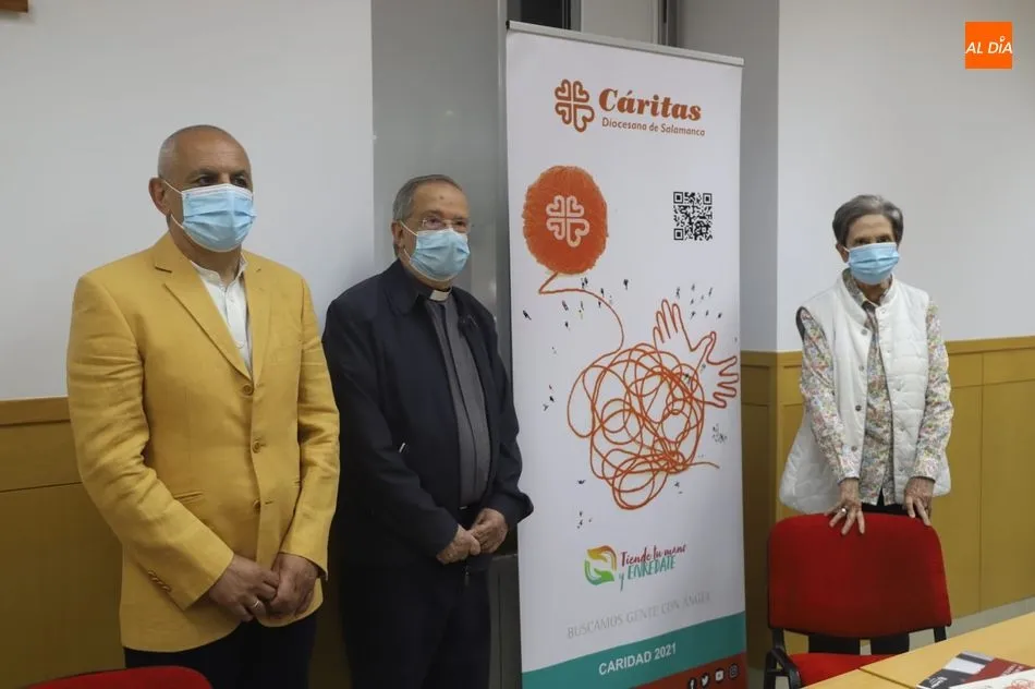 Florentino Gutiérrez, vicario general de la Diócesis de Salamanca, en el centro, junto a Carmen Calzada, directora de Cáritas diocesana y José Mª Rodríguez, secretario general. Foto de Lydia González