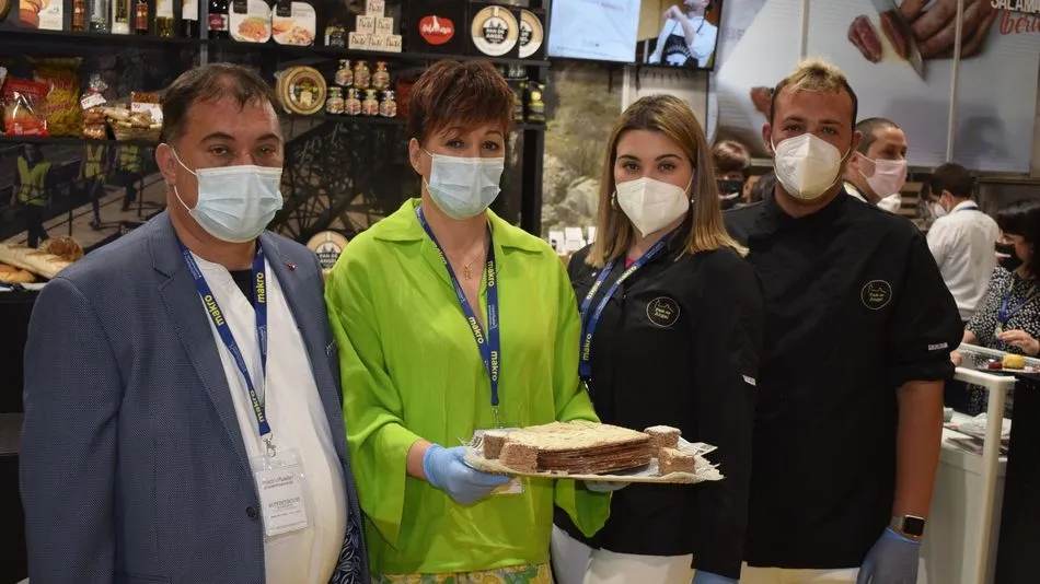Fabián Martín (i) y Rosa Ramos posan junto a otros miembros de Pan de Ángel con las elaboraciones de la empresa en Madrid Fusión