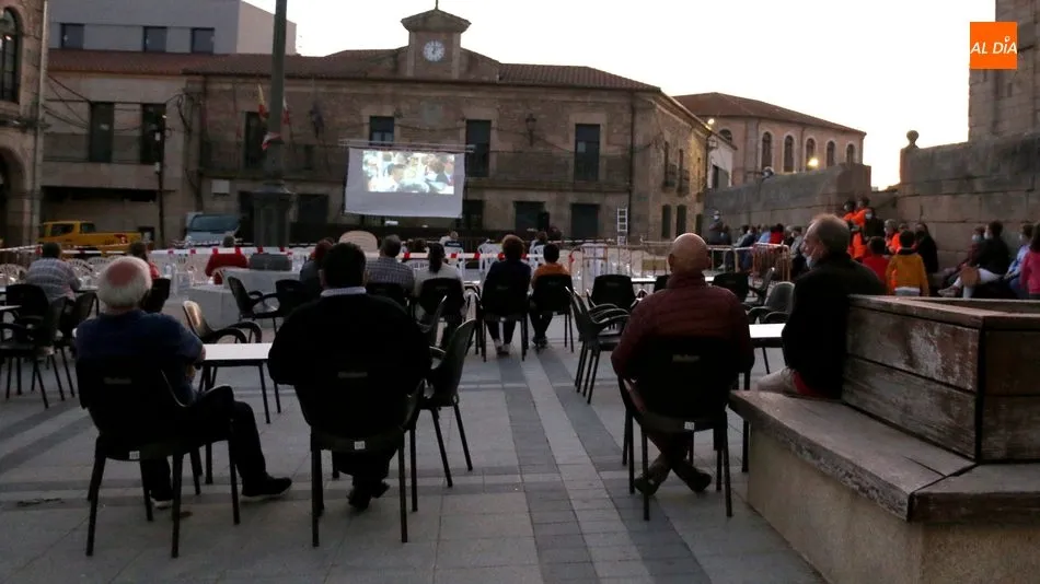 La bajada del termometro con la llegada de la noche restó público a la proyección