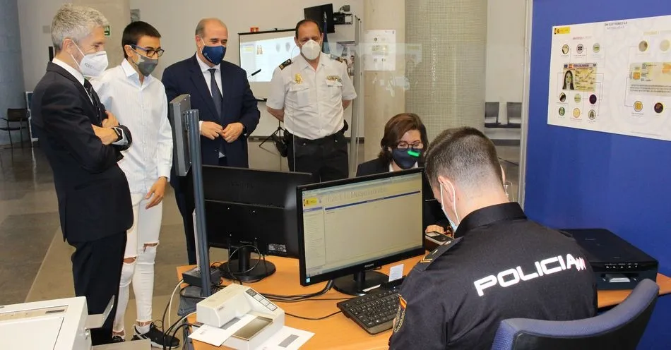 La actriz Luisa Martín, protagonista de la serie “Servir y proteger”, ha sido la primera persona en recibir el nuevo Documento Nacional de Identidad