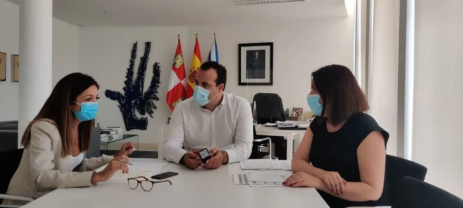 El acuerdo ofrecerá beneficios sociales a los mayores que quieran entrar en cualquiera de sus residencias