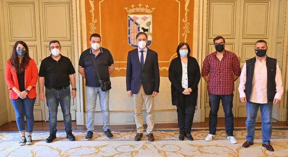 El alcalde de Salamanca, Carlos García Carbayo, en el centro, junto a los comités de empresa de Renfe y de Adif