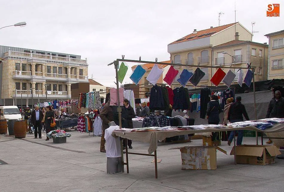 El mercado semanal aumenta el número de puestos y vuelve a la plaza de Julián Coca