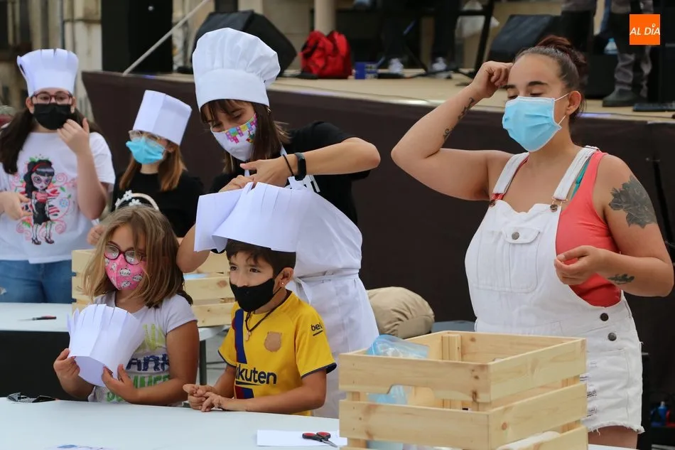 Los participantes incluso confeccionaron sus propios gorros de cocina