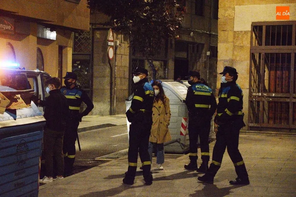 Agentes de la Policía Local en una de las zonas más populares de ocio nocturno en la ciudad de Salamanca. Foto de archivo