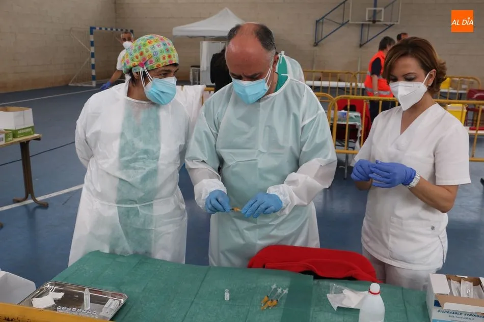 Sanitarios en la vacunación masiva que este jueves se hizo en Tamames