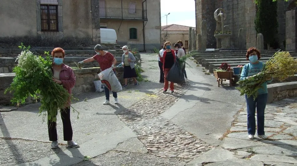 Mujeres de Monleras engalanado calles y Plaza para recibir al Santísimo / Archivo