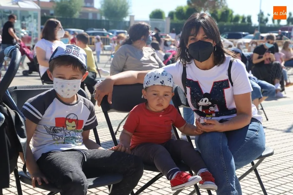 Los niños disfrutan del teatro con la compañía El Gran Rufus en Villares de la Reina  