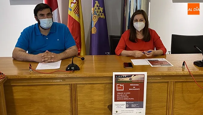 Carmen Ávila, alcaldesa de Peñaranda y el concejal de Medio Ambiente, Antonio Poveda, presentaban la acción del proyecto Libera