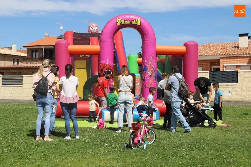 Los más pequeños de Villares disfrutan de los juegos hinchables por el Corpus