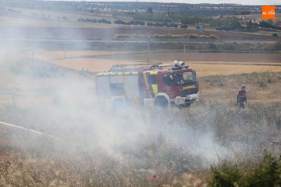 Los efectivos de bomberos extinguen las llamas - Lydia González