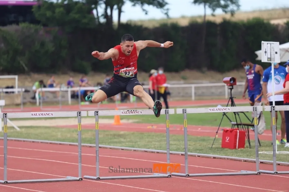 Un atleta salta una valla / Lydia González