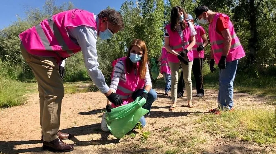 Carlos García Carbayo, alcalde de Salamanca, participó en esta jornada de voluntariado ambiental