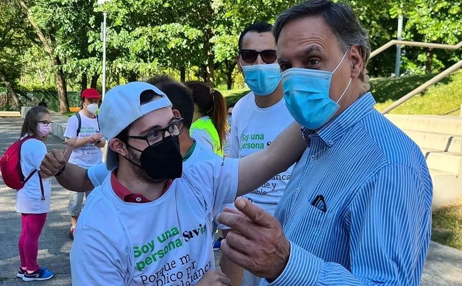 El alcalde de Salamanca, Carlos García Carbayo, visita a personas con discapacidad en el parque de Würzburg