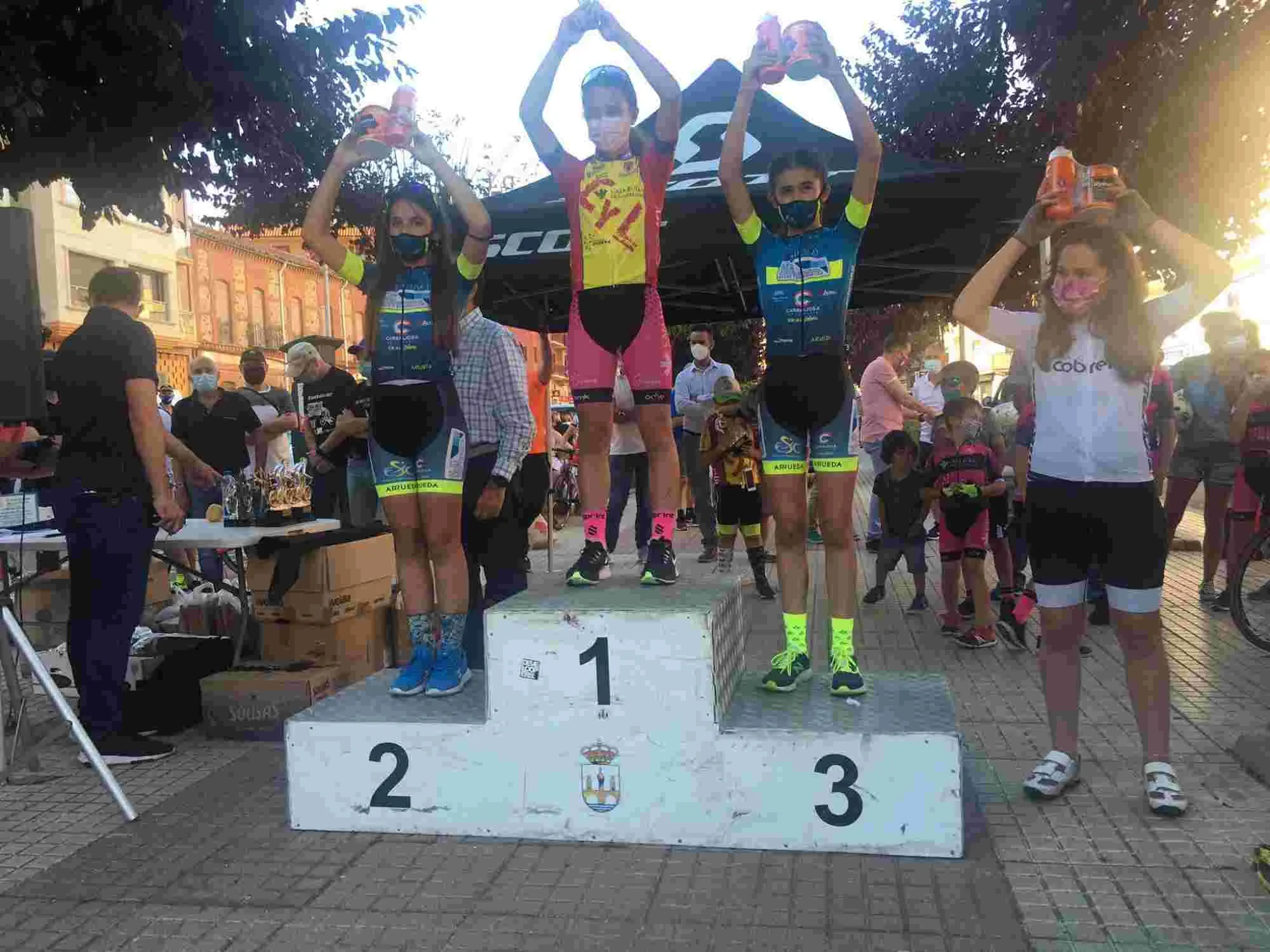 Dos corredoras, en el podio