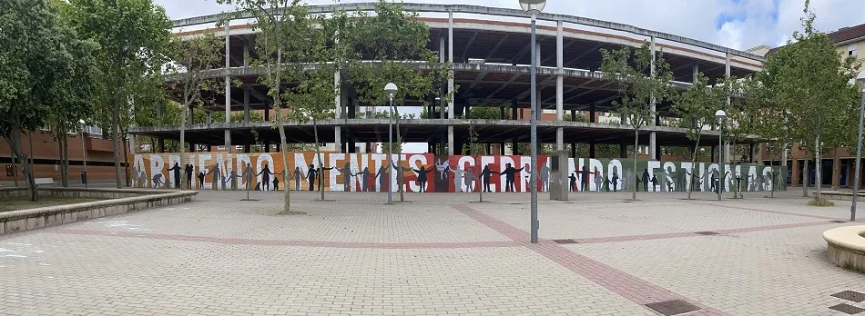 el mural está impregnado de los colores corporativos de la Asociación Salud Mental Salamanca (naranja, verde y rojo)